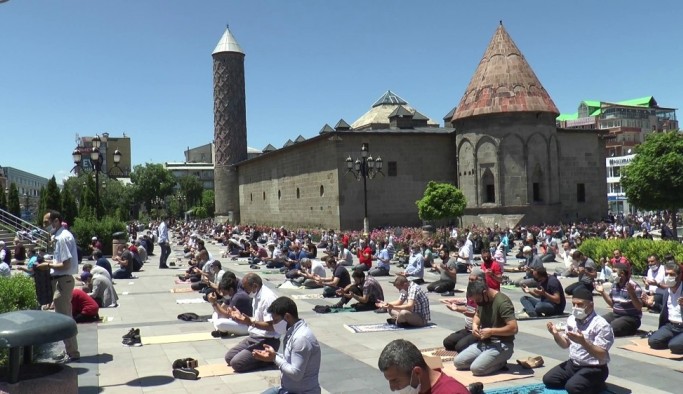 Erzurum’da cuma namazında meydanlar doldu taştı