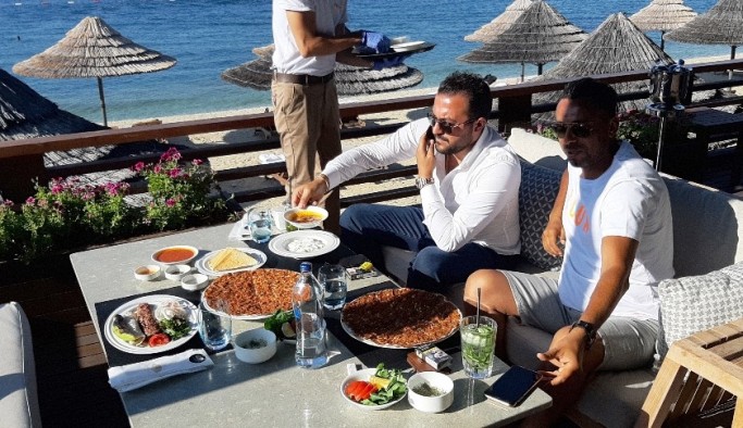 Fahiş fiyatlarıyla dudak uçuklatan restoran görüntülendi