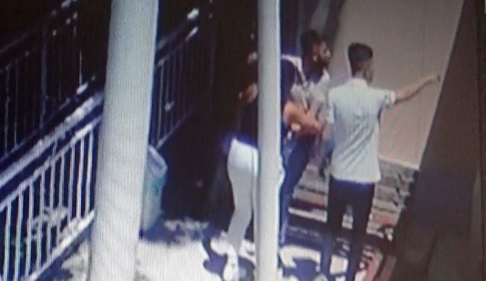 Maskesiz girdiler, uyaran doktoru darp ettiler