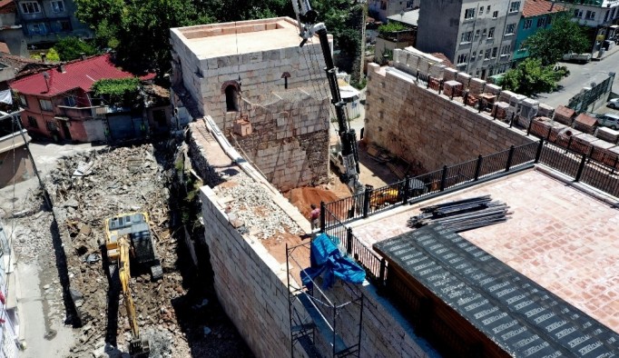 2300 yıllık surları kuşatan binalar yıkıldı