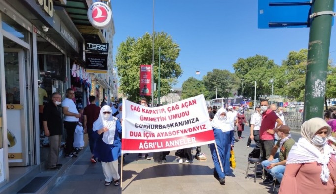 Ağrılı Beyaz tülbentli kadınlar Ayasofya’da