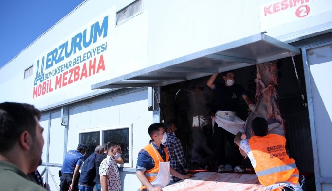Erzurum'da kurban kestirenlerden mobil mezbahalara tam not