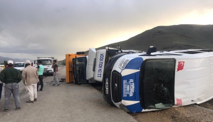 Hatalı solama yapan minibüs Tır ile kafa kafaya çarpıştı