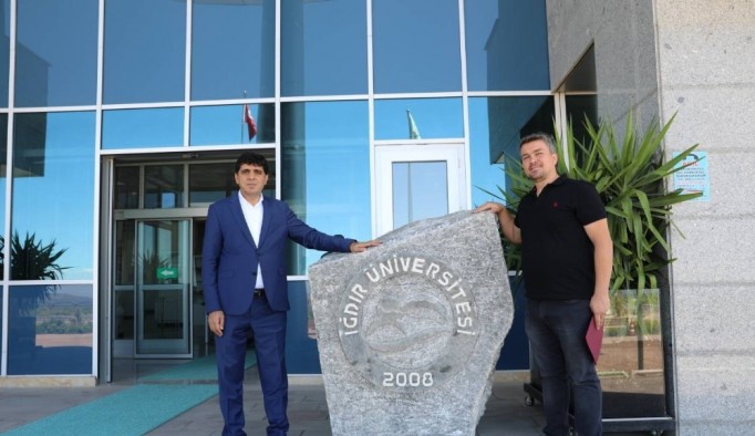Kaya Tuzuna Iğdır Üniversitesinin logosu işlendi