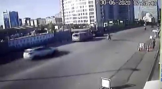 (Özel) Otomobilin çarptığı yayanın metrelerce havaya uçması kamerada