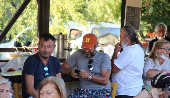 Şarkıcı Bora Gencer ünlü ressamın tablosunu almak için ter döktü