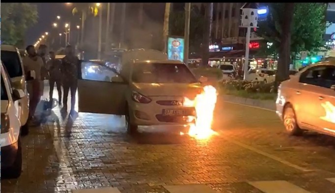 Alanya’da seyir halindeki otomobil yandı