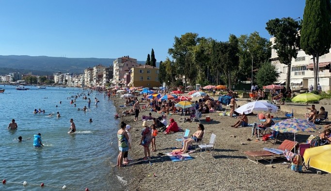 Bursa’da sahillerde sosyal mesafe unutuldu