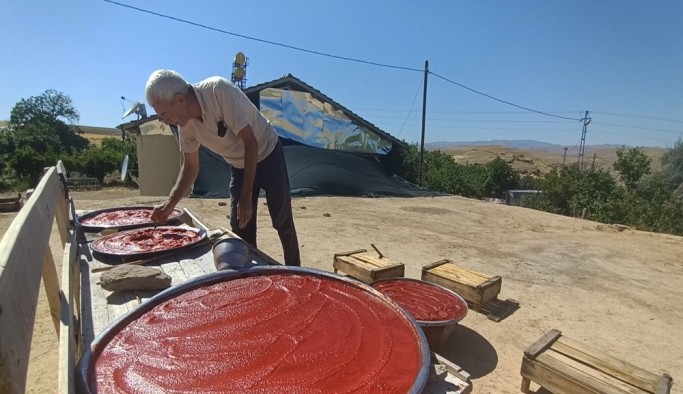 Elazığ’da odun ateşinde salça mesaisi başladı