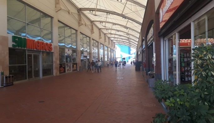 İzmir AVM’lerinde sessiz bayram