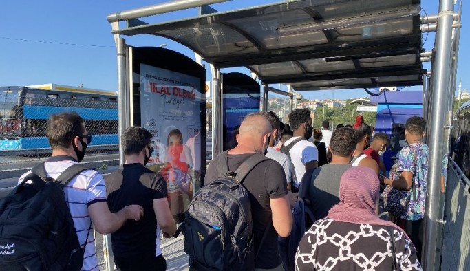 Küçükçekmece metrobüs durağında dikkat çeken yoğunluk