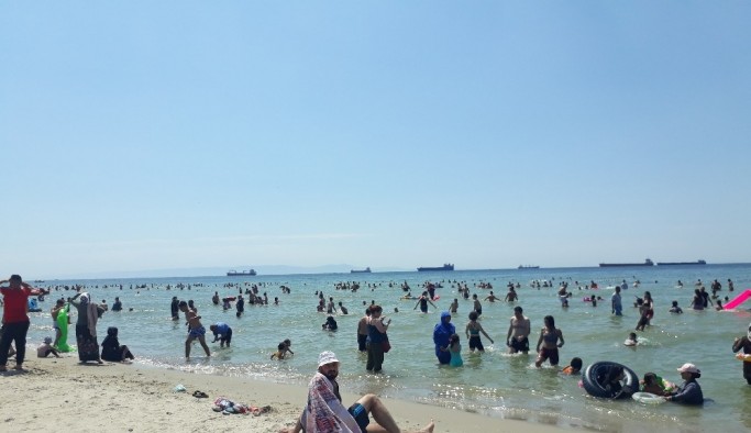Menekşe plajında bayram yoğunluğu