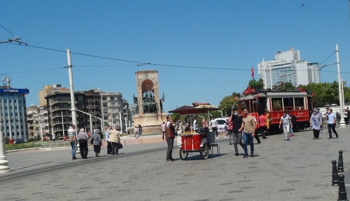 Nostaljik tramvayda izdiham oluştu, sosyal mesafe hiçe sayıldı