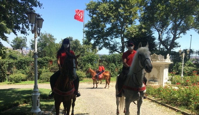 (ÖZEL) Kurban Bayramı’nda atlı polislerden Gülhane Parkı’nda denetim