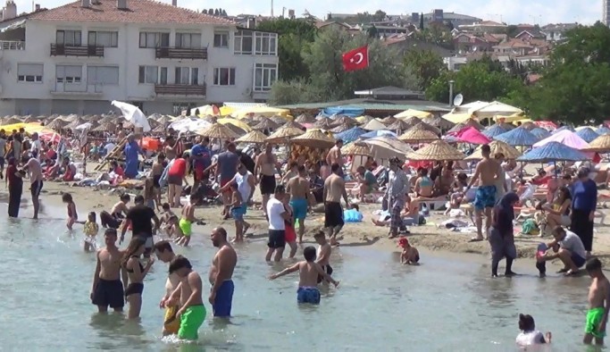 Silivri plajında sosyal mesafe unutuldu