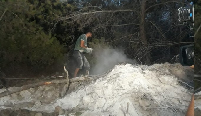 Suriyeli Hasan, orman yangınını avuçlarıyla taşıdığı kumla söndürmeye çalıştı