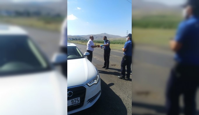 Tekman’da polis ekipleri sürücülere şeker ve kolonya ikram etti
