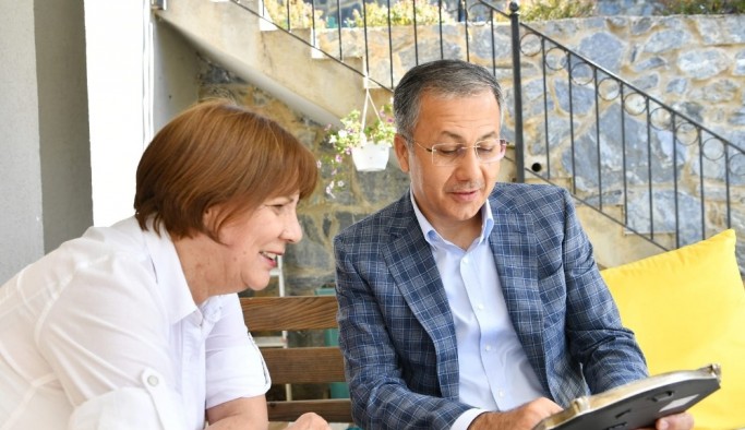 Vali Yerlikaya İlkokulu Öğretmeni Hayriye Bağcı’yı ziyaret etti
