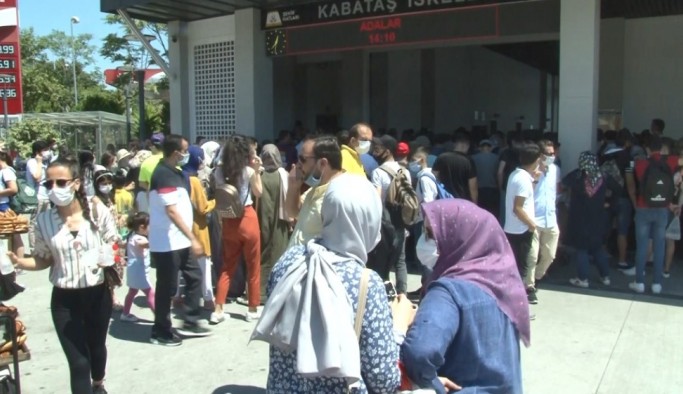 Vapur iskelelerinde Adalar yoğunluğu