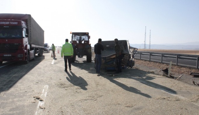 Ağrı’da traktör devrildi: 3 yaralı