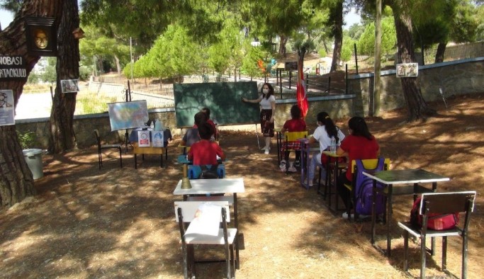 Antalya’da sınıflar açık havaya taşındı, ortaya Hababam tadında görüntüler çıktı