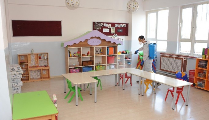 Balçova’da ilk zil öncesi okullar dezenfekte edildi