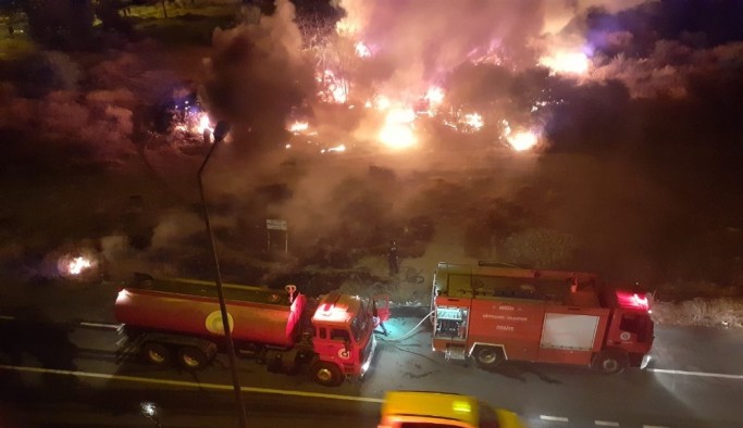 Çöp eşyaların olduğu alanda çıkan yangın korkuttu