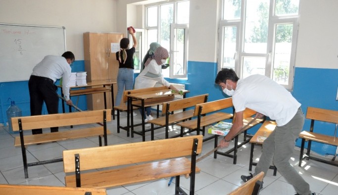 Fedakar öğretmenler okullarını eğitime hazırlıyor