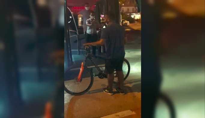 Halk otobüsü şoförünün ikazlarını dinlemeyen gence, kadın güvenlik görevlisinin tek sözü yetti
