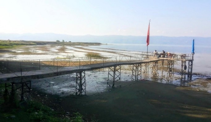 İznik Gölü’nde korkutan çekilme...İskele var su yok