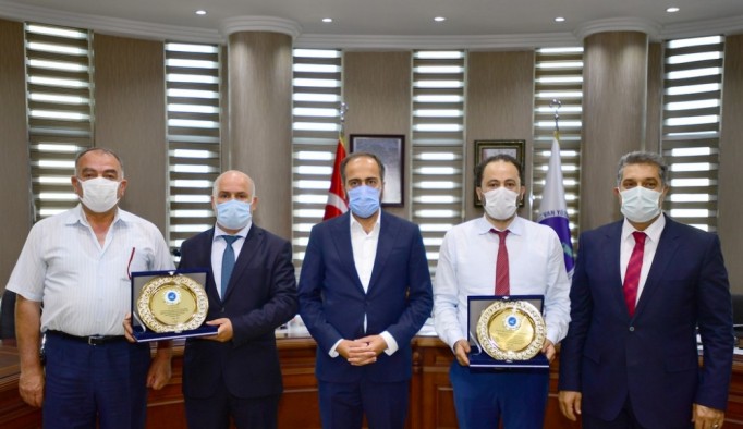 Rektör Şevli’den başhekime ve hastane müdürüne plaket