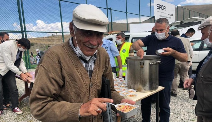 Şenkaya Belediyesi vatandaşa aşure ikram etti