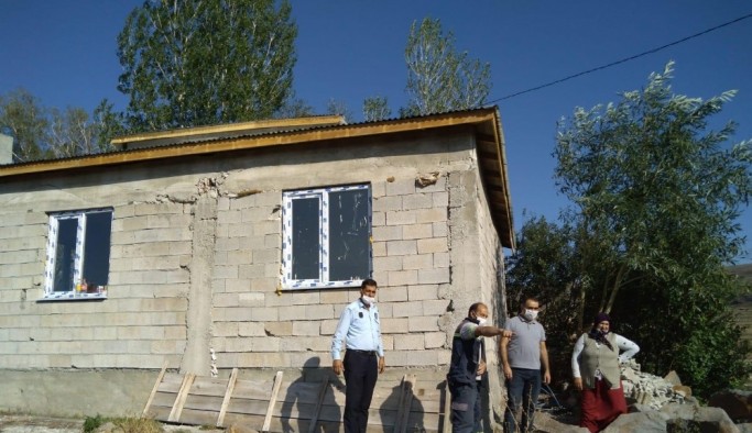 Şenkaya Kaymakamlığı ihtiyaç sahibi vatandaşların evlerini yeniliyor