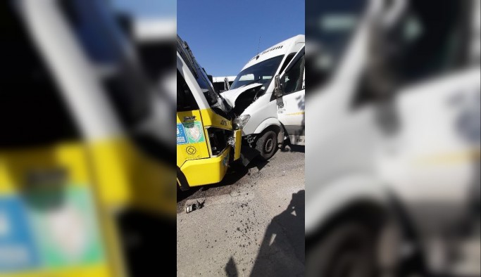 Servis ile minibüs kafa kafaya çarpıştı: 4 yaralı