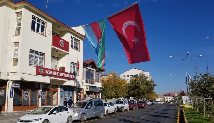 Aşkale Belediye binasına Azerbaycan ve Türk bayrakları asıldı