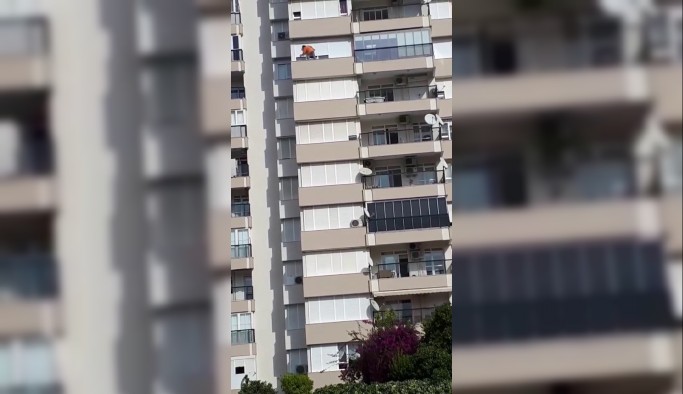 Antalya’da 8’inci katta cam silen kişi yürekleri ağza getirdi