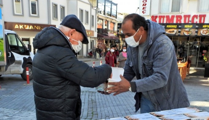 Çeşme Manisalılar Derneği farkındalık için maske dağıttı
