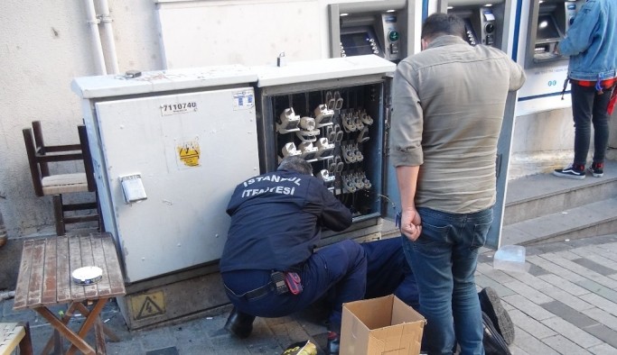 Elektrik panosuna sıkışan kediyi itfaiye kurtardı
