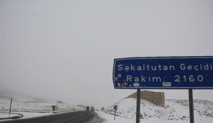 Erzincan’ın yüksek kesimlerinde kar, şehirde asfalt