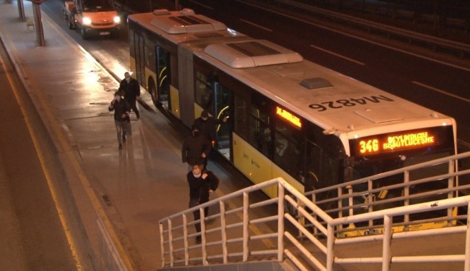 İstanbul’da sokağa çıkma kısıtlamasının sona ermesiyle yollarda hareketlilik başladı