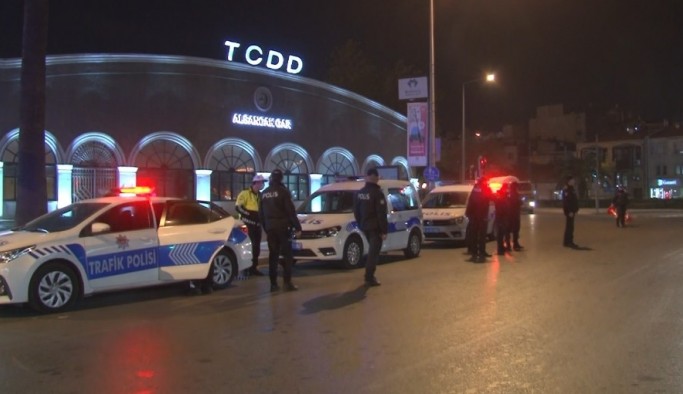 İzmir’de kısıtlamanın başlamasıyla sokaklar sessizliğe büründü