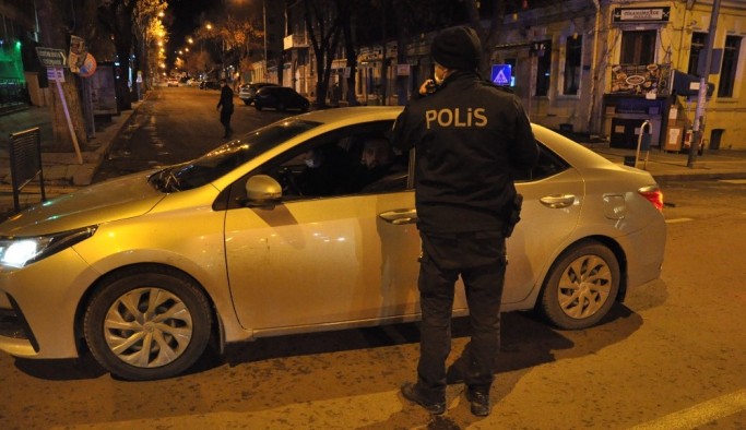 Kars’ta polis eksi 5 derece soğukta denetim yaptı