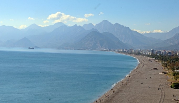 Kısıtlama öncesi dünyaca ünlü sahil turistlere kaldı