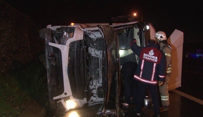 Kuzey Marmara Otoyolunda tır devrildi: 1 yaralı