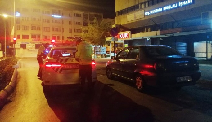 Sokağa çıkma kısıtlamasında alkollü yakalandı