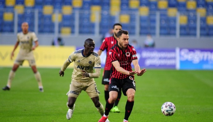Süper Lig: Gençlerbirliği: 1 - Fenerbahçe: 2 (İlk yarı)