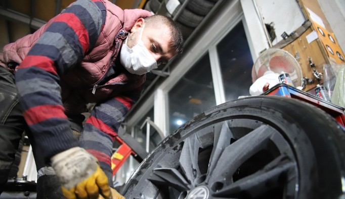 Yağış geldi, yasak başlamadan oto lastikçilerde yoğunluk başladı
