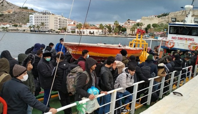 200'ün üzerinde göçmeni taşıyan gemi yakalandı