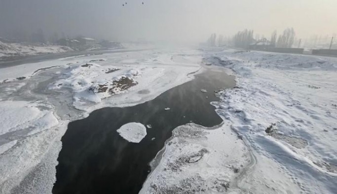 Ağrı'yı etkisi altına alan Sibirya soğukları nedeniyle Murat Nehri buz tuttu