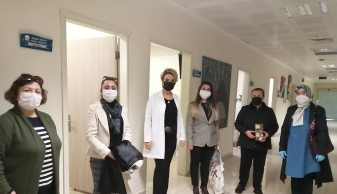 AK Partili kadınlardan sağlık çalışanlarına moral ziyareti